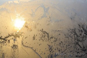 Морозные узоры на стекле