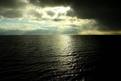 Просвет над белым морем