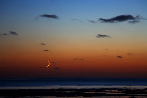 Закат луны над белым морем