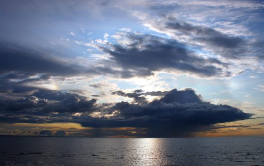 Дождевые облака над белым морем