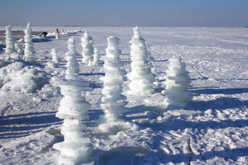 Ледяные скульптуры у белого моря