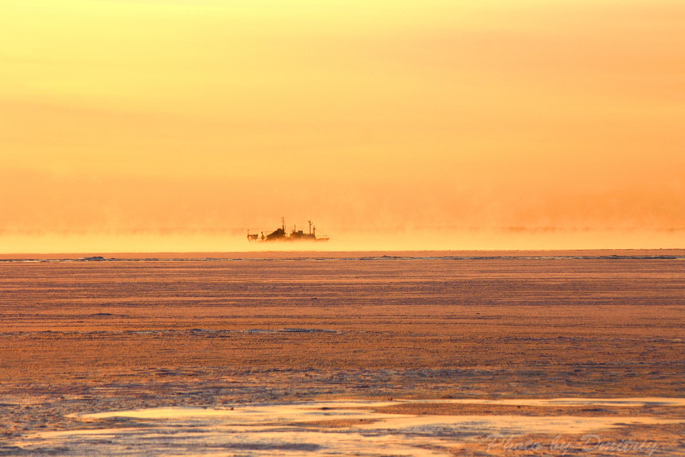 Корабль во льдах белого моря